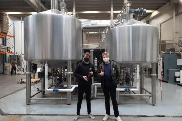 Bondsleider Briek Verhaeghe (links) en Vic Vermeersch bezochten de brouwerij BeerSelect in Gent. (GF)