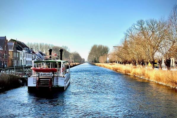 Nergens op de vaart is er sprake van ijsvorming. Er zit door de wind té veel stroming op het water waardoor het nog niet bevriest.© JV