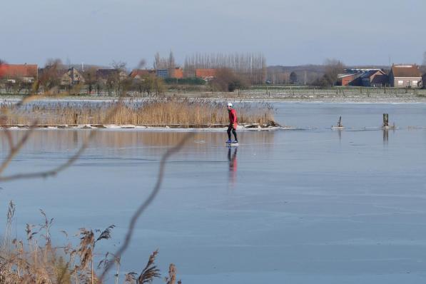 Daar zijn de eerste schaatsers, maar ze begeven zich op glad ijs.©José Tyteca