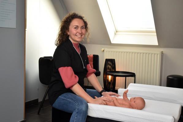 Axelle leert met behulp van een pop aan hoe je een baby best masseert.© EG