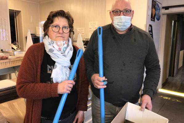 Dorine Veryser en Philip Depoorter hadden de handen vol met het opkuiswerk.© JH