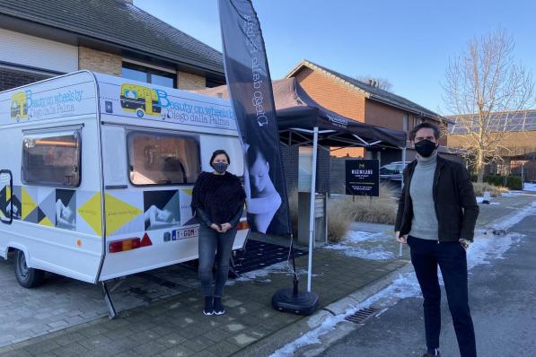 Lisbeth Demuynck van beautysalon Maximilano, samen met Sam Aga van ‘Beauty on Wheels’.© SLW