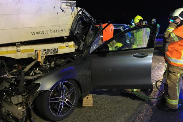 De voorzijde van de Mercedes schoof haast volledig onder de vrachtwagen.© NDZ