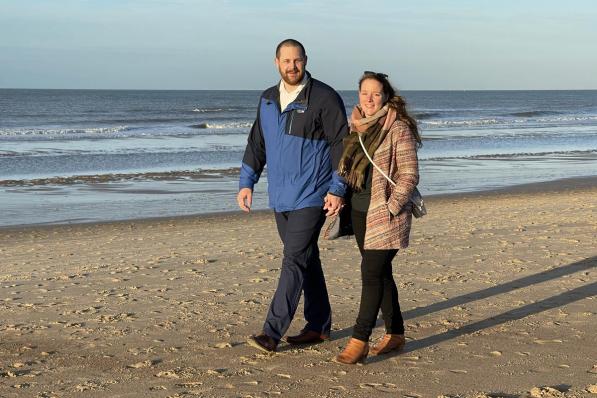 Jonathan en Bieke genieten van een laatste strandwandeling voor ze anderhalf jaar naar de VS trekt. (foto JRO)©Jeffrey Roos