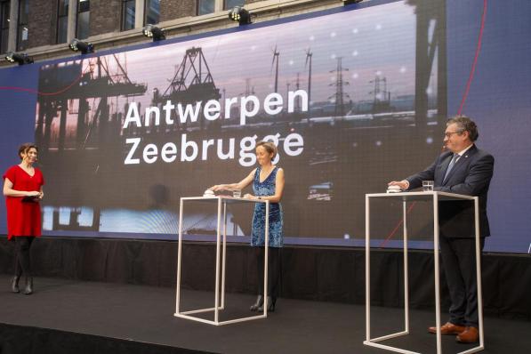 Antwerps havenvoorzitter Annick De Ridder en haar Brugse evenknie Dirk De Fauw lichten het akkoord toe.© BELGA/NICOLAS MAETERLINCK
