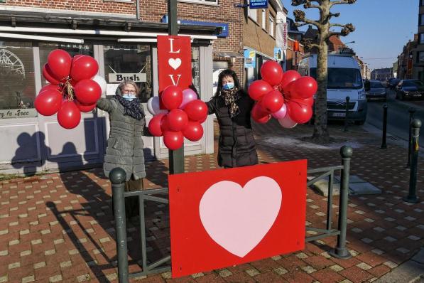 Chantal Lewandowski en Annie Verolleman bij de ballonnen.© CLL