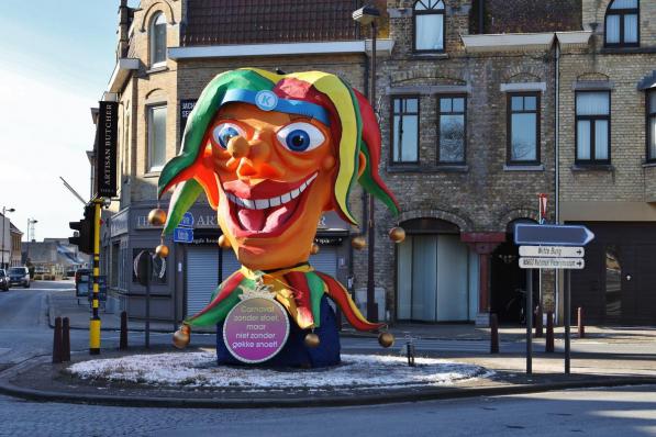 Deze reuzegrote carnavalskop kan je zien in Oostduinkerke-Dorp.©Myriam Van den Putte