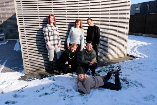 We herkennen achteraan v.l.n.r. Ellen Verbeke, Sandra Ornelis en Cynthia Devriendt. Daarvoor zien we De sneeuwengel vooraan is Evi Debusschere.© BC