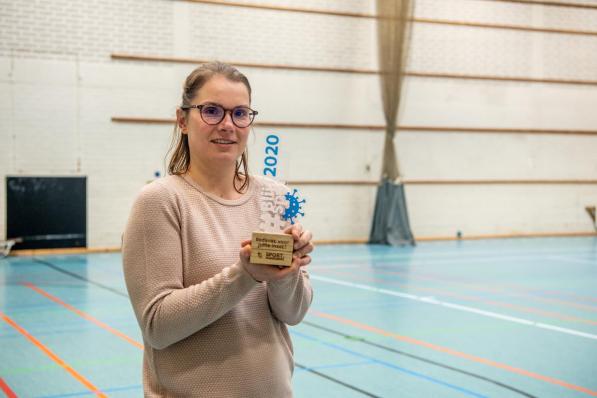 Annelies toont de trofee namens de hele equipe van de sportdienst. (foto Frank)© Frank Meurisse