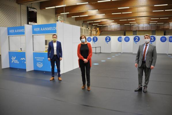 Jos Sypé, Eveline Dubois en Jan de Keyser in het vaccinatiecentrum.© foto GS