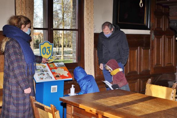 Sieglinde Steenkiste, onthaalverantwoordelijke Kasteel Beauvoorde, en minister Diependaele stellen vast dat de eerste jonge bezoekertjes helemaal opgaan in de expo.© foto MVQ