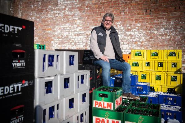 Yves Rosseel op de koer van zijn drankenhandel. “We draaien met 70 procent omzetsverlies.” (foto Frank)©Frank Meurisse Frank Meurisse