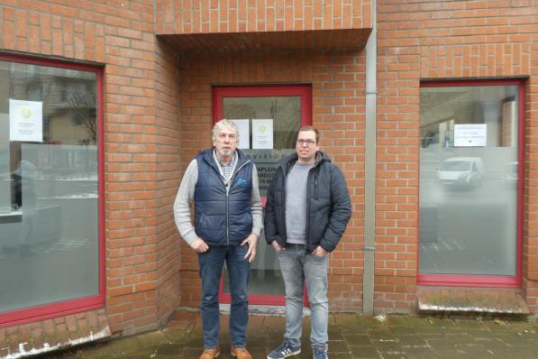 Stefaan en Pieter Cotteny openen volgende week hun nieuwe krantenzaak op het Polenplein. (foto JM)