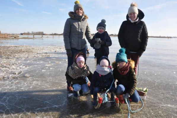 Aline Vandenbulcke uit Ieper en Emmy Geldof uit Reninge genoten samen met de kinderen Rune en Nore Van Hoecke en Marieke en Eline Vandenbulcke op het ijs.© KVCL