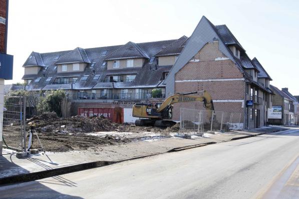 Net voorbij de bocht in de Stationsstraat werden zopas twee woningen afgebroken voor appartementen.© Coghe