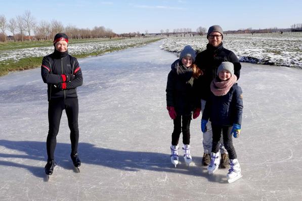 Gisteren kon nog geschaatst worden op een stuk ondergelopen weiland naast de Bourgognevaart.© Foto Coghe