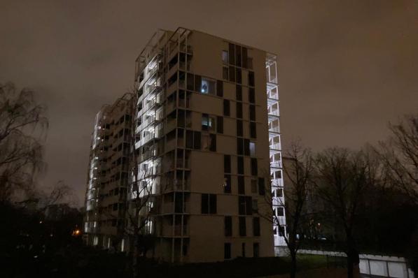 Enkel de noodverlichting brandt nog in de Bildings. (foto BVR)
