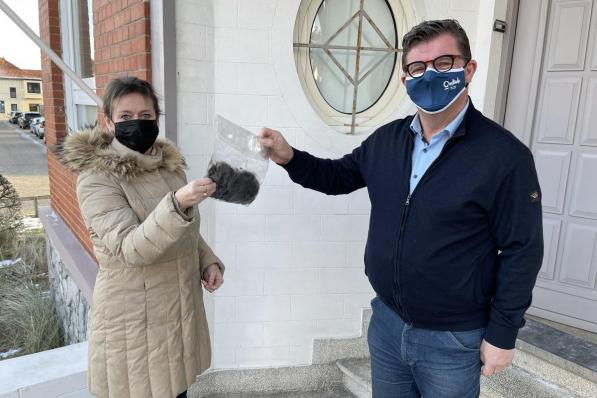 Chantal Oreel zal de krullen van Bart Tommelein verwerken in een portret van de Oostendse burgemeester.© Jeffrey Roos