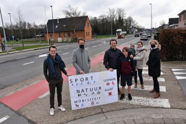 Eerder deze maand voerden enkele buurtbewoners nog actie uit vrees dat de geplande feestzaal/evenementenhal op de site De Mol verkeersonveiligheid en geluidsoverlast zal veroorzaken.©LUDO-OSTIJN Archief Ludo Ostijn