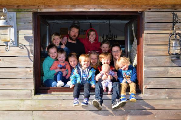 Kelly De Loose (32) en Nathan Vandeputte (37) zijn met hun elf kinderen.©WK WK