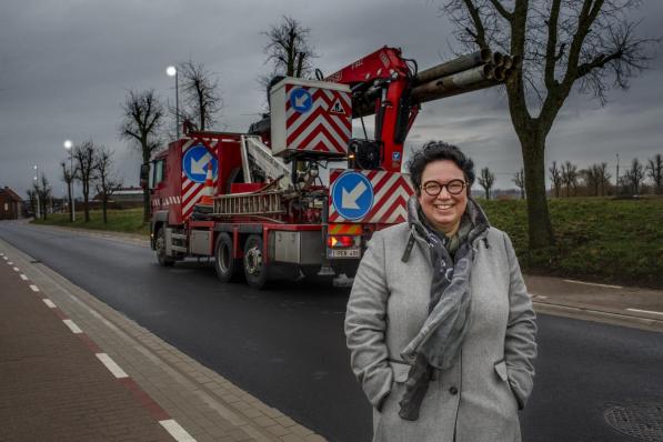 Schepen Sherley Beernaert bij de werken. Momenteel is Fluvius bezig in de Roeselaarsestraat en de Passendaalsestraat.© Jan Stragier