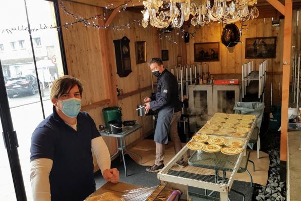 Roel Couckuyt en Wim Loontjens hebben de eerste pannenkoeken al gebakken.© GV