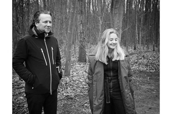 Dogwalker (met frontman Nikolaas Debusschere) heeft met ‘Two Worlds Collide’ een nieuwe single en met Anna Julia Verstrynghe een co-zangeres.© (Foto DRD)