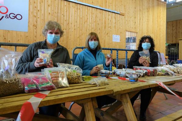 Ingrid, Myriam en Nady bij de dierenvoedselbedeling. (foto AN)