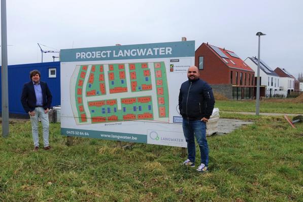 Vlaams parlementslid Jeremie Vaneeckhout en Kortrijks gemeenteraadslid David Wemel aan de ingang van project Langwater. Een volgens het duo onnodige verkaveling op ’t Hoge in Kortrijk. (foto AN)