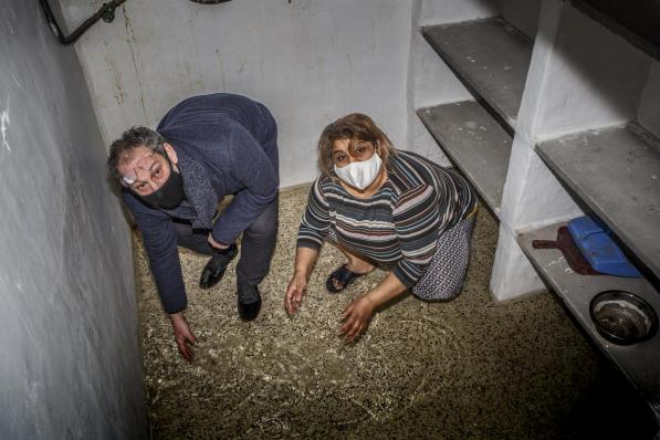 Ondergelopen kelders in de Fabriekslaan. Op de foto: gemeenteraadslid Andy Vandoorne (SP.A) samen met bewoonster Sabrije.© JS