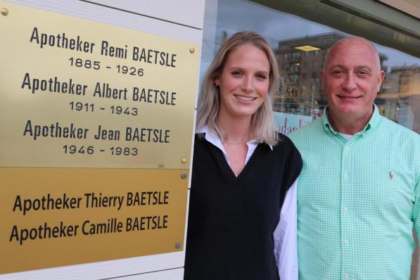 Vader Thierry en dochter Camille zijn de vierde en vijfde generatie van het apothekersgeslacht Baetslé.© Peter Maenhoudt