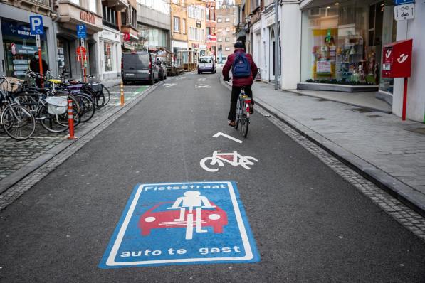 Kortrijk was in de zomer van 2019 de allereerste stad of gemeente die een fietszone installeerde.©Kurt Desplenter Foto Kurt