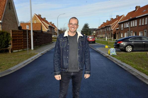Dries Couckuyt in de Jan Breydelstraat in Ingelmunster, die hij binnen enkele maanden ook verlaat, ongetwijfeld voor een stad. (foto FODI)©FODI