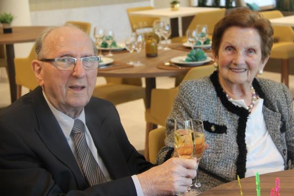 Hugo en Mariette klinken op 65 jaar huwelijksgeluk. (foto Nele)
