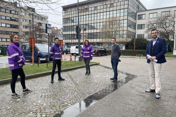 Sarah Rau, Gianni Sassyns en Laetitia Moguis zijn drie van de vier nieuwe werkkrachten bij de gemeenschapswachten. Coördinator Arno Depoorter moet de nieuwe visie in goede banen leiden, samen met schepen Maxim Donck.© JRO