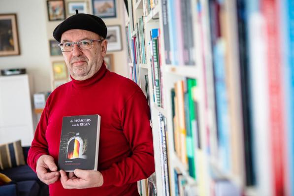 Hugo Moeyaert stelt trots zijn boek voor. (Foto Davy Coghe)© Davy Coghe