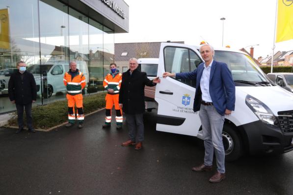 Benoit Mottrie overhandigd de sleutels van de nieuwe wagen aan burgemeester Evrard.©Eric Flamand EF