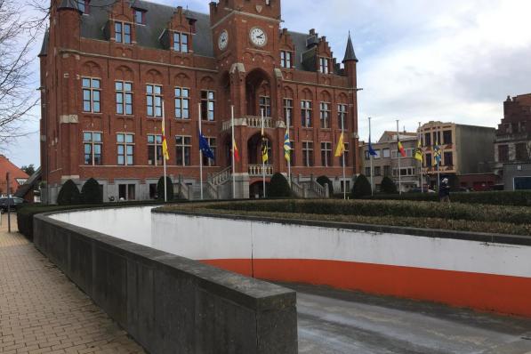 De vlaggen aan het gemeentehuis van Knokke hangen halfstok.© MP