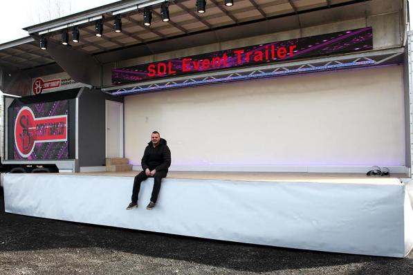 Jurgen Demortier zit op het podium van zijn nieuwe trailer.© PADI/Daniël