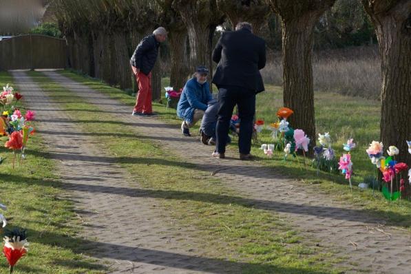 Al heel het weekend worden massaal bloementuilen en papieren bloemen neergelegd aan de oprijlaan van de woning van Leopold Lippens.© foto DM