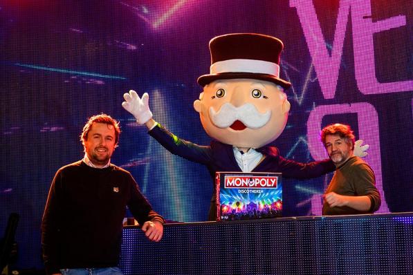 Pieter De Wulf (links) samen met DJ 4T4, tijdens de voorstelling van Monopoly Discotheken in Hasselt.