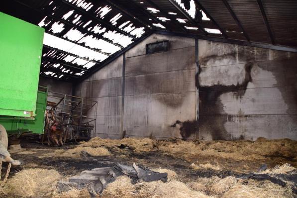 Het dak is volledig vernield door de vlammen, de muren zijn zwartgeblakerd maar het ergste is dat door de hitte de metalen dakstructuur aangetast is.© JH