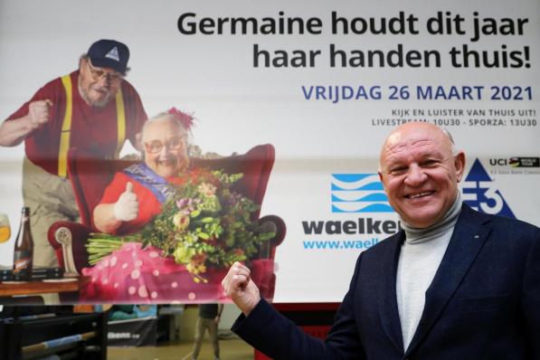 Jacques Coussens met de nieuwe banner.©VDB / Bart Vandenbroucke VDB