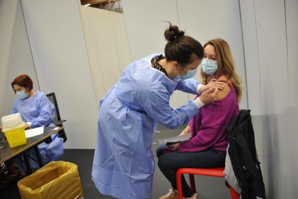 Dinsdagnamiddag werden de eerste vaccins gezet in De Valkaart in Oostkamp.© GS