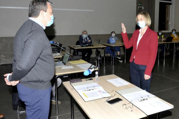 Sandy Priem legt de eed af bij Steven De Maesschalck, voorzitter van de gemeenteraad.©FODI FODI
