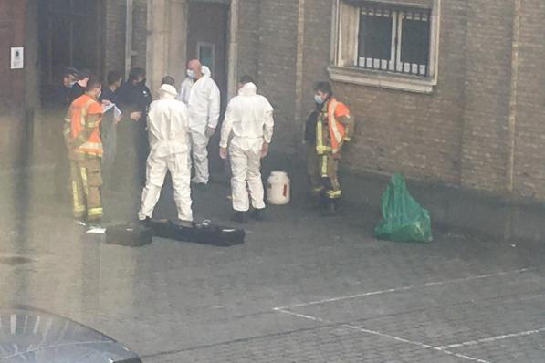 De poederbrief werd in een vat gestopt voor verder onderzoek.© LSI