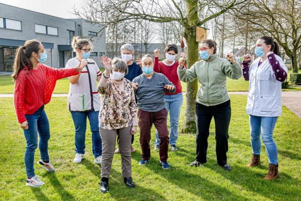 Lien Van der Meeren (medewerker), Charlotte Lattrez (medewerker), Rita Rosseel (wat meer op de voorgrond - cliënt), Christine Bostoen (cliënt), Filip Delbeke (cliënt), Mildred Werbrouck (cliënt), Virginie Spiessens (cliënt) en helemaal rechts: Bieke De Langhe (medewerker).©Joke Couvreur