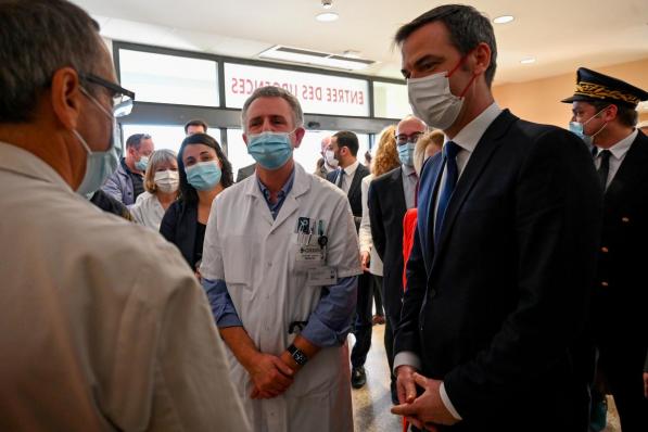 Frans gezondheidsminister Olivier Véran bracht een bezoek aan het medisch centrum in Duinkerke.© REUTERS