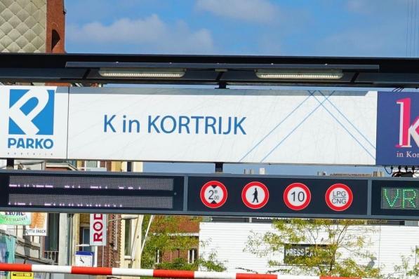 Bij het inrijden van alle andere Kortrijkse ondergrondse parkeergarages is nog steeds een bord te zien waarop staat dat het verboden is om binnen te rijden met een CNG-wagen.© AN