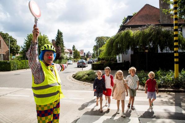 Fieto de clown als opzichter tijdens de eerste schooldag, op 1 september.© SV
